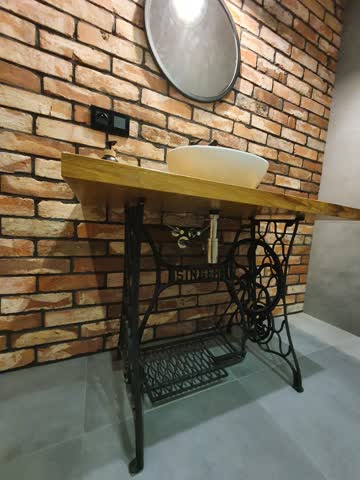 Łazienka, umywalka, stolik z maszyny do szycia