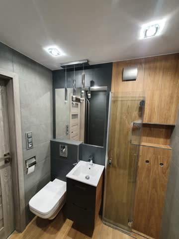 Łazienka, umywalka, lustro, WC, w trakcie prac