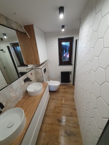 Łazienka, dwie umywalki, sześciokątne płytki