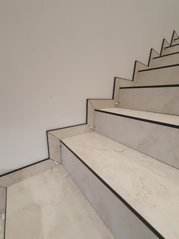 Schody, płytki, detale w trakcie prac